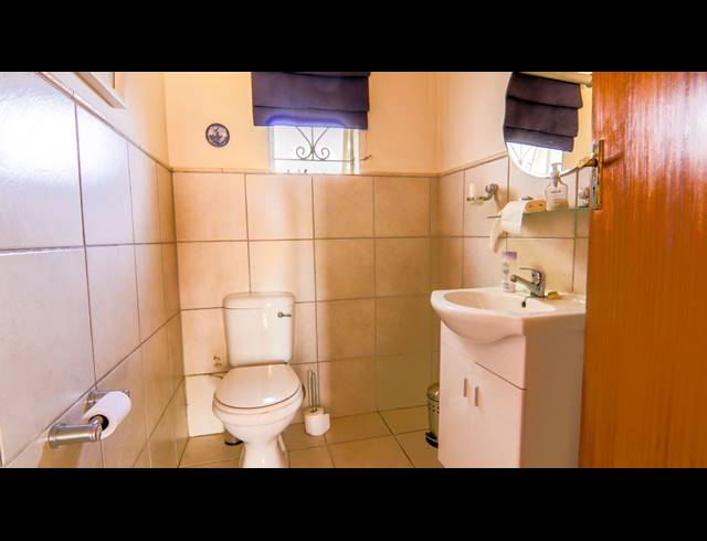 7 BEDROOM FREEHOLD FOR SALE IN DIE HOEWES